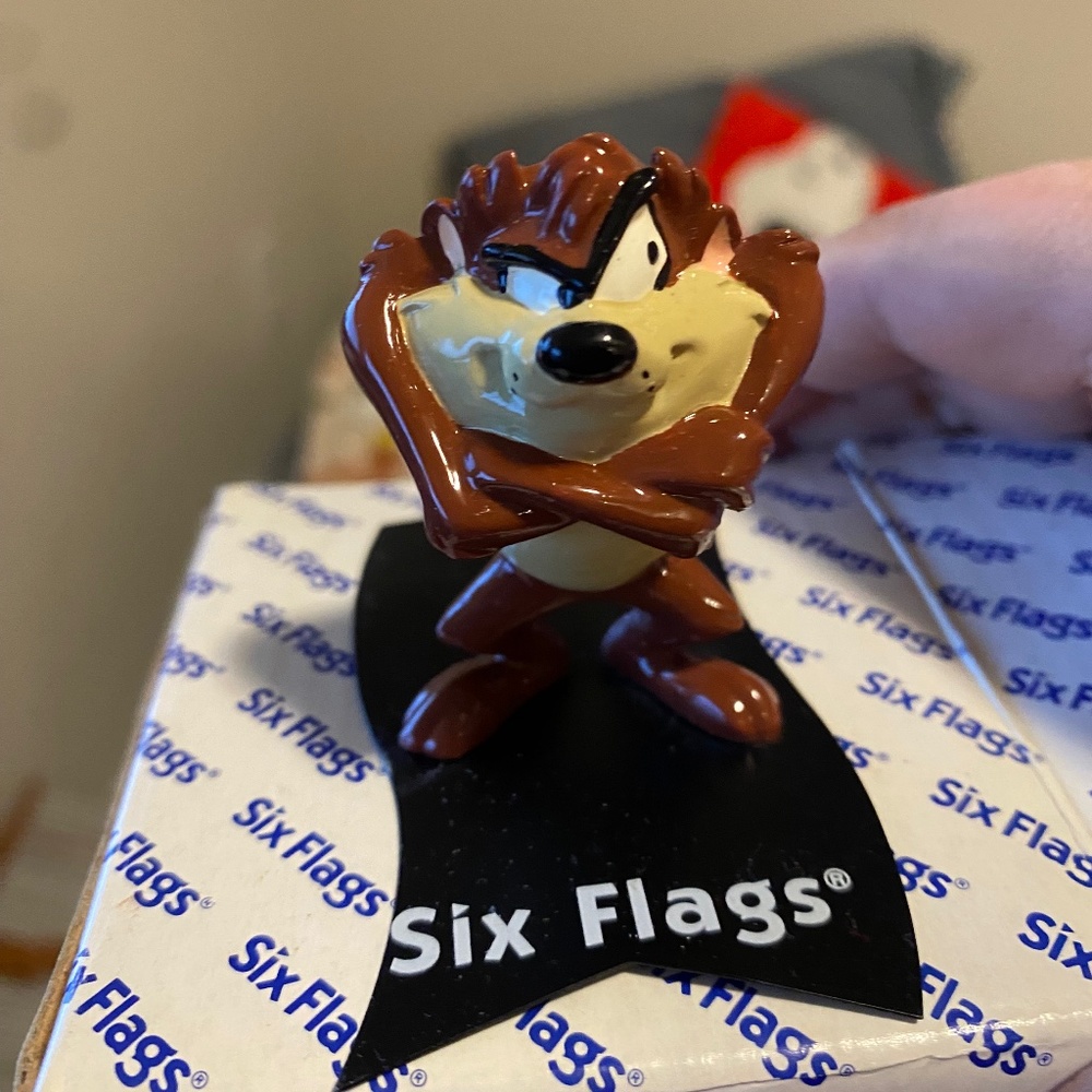 TAZ on card SIX FLAGS Mini Figure RARE 1998 VINTAGE